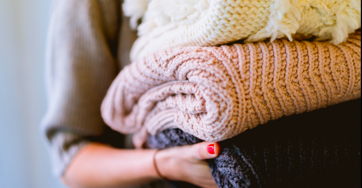 Stylizacje ze swetrem na wiosnę