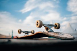 Odzież skateboardowa – jak wybrać strój na deskę?
