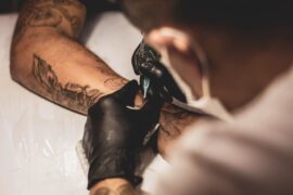 Sauna a tatuaż – czy to dobry pomysł?