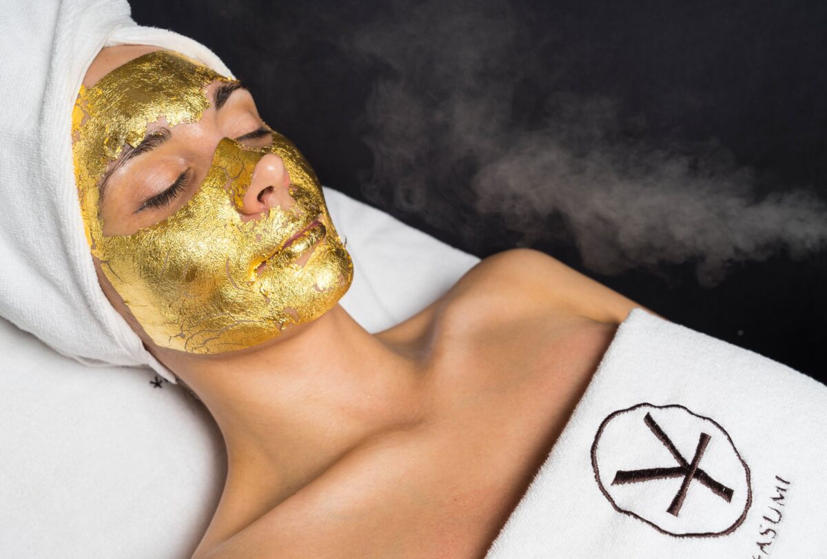 W obecnych czasach wielu z nas jest narażonych na czynniki negatywnie wpływające na nasz organizm, jak choćby zanieczyszczenie powietrza, trudne warunki atmosferyczne, stres. Odbija się to na wyglądzie skóry i może powodować wcześnie pojawiające się oznaki jej starzenia. Naszej skórze możemy pomóc na wiele sposobów, zaczynając od wnętrza organizmu, czyli od diety i zdrowego stylu życia, a kończąc na dbaniu o nią od zewnątrz poprzez odpowiednią pielęgnację i zabiegi kosmetyczne.