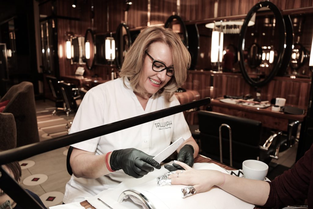Manicure tytanowy w Tallulah