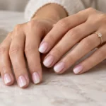 Krótki manicure baby boomer z delikatnym gradientem