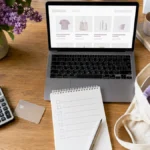 Laptop, lista kontrolna i kalkulator do świadomych zakupów online